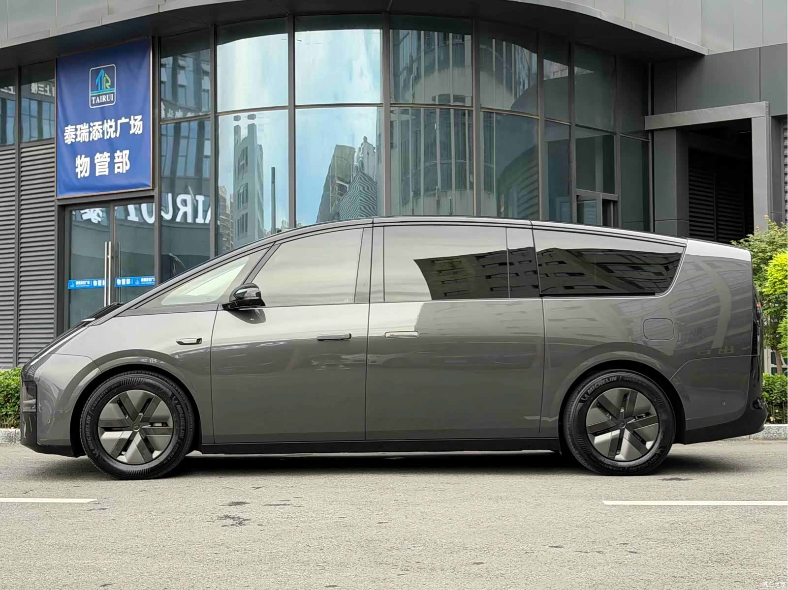 Li Auto MEGA, 2026 все фото