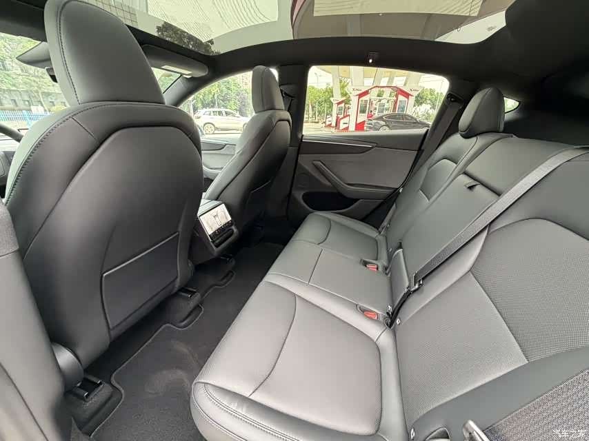 Tesla Model Y, 2026 14