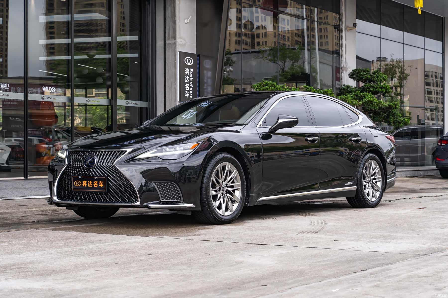 Lexus LS, 2021 1