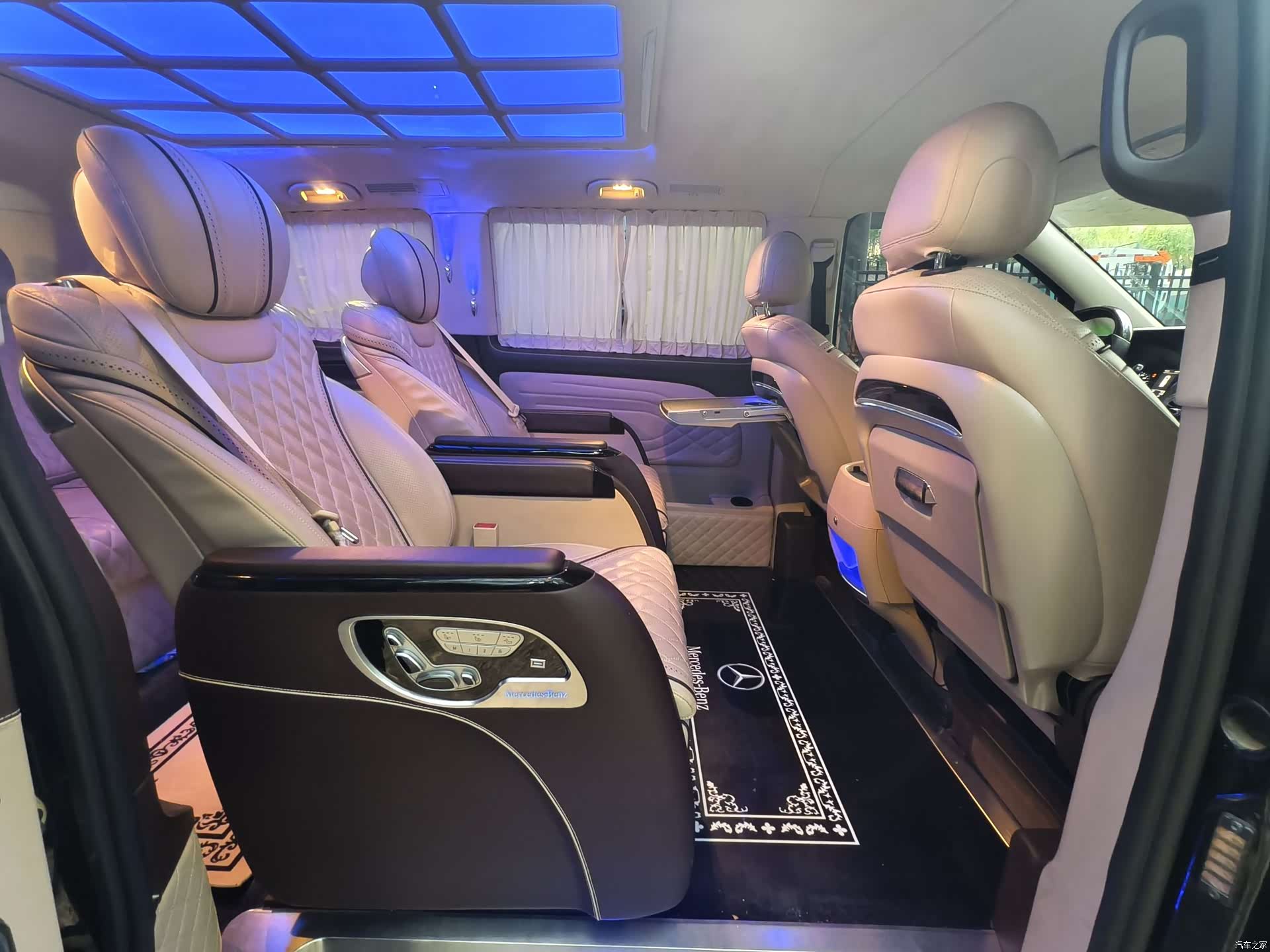 Mercedes-Benz 7, 2021 11