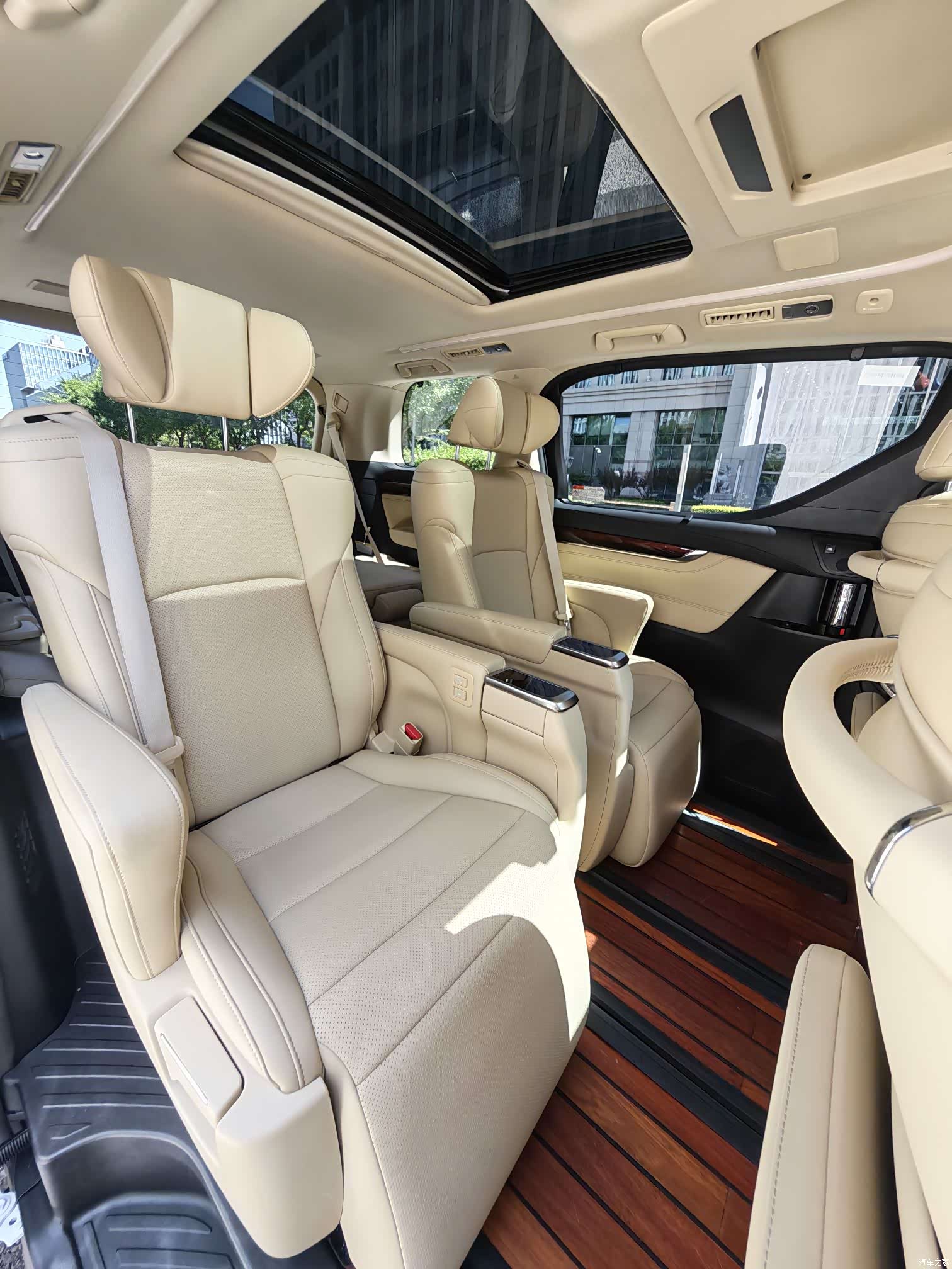 Toyota Alphard, 2016 11