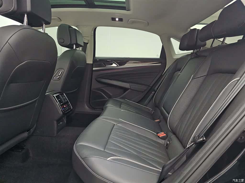 Volkswagen Passat, 2022 14