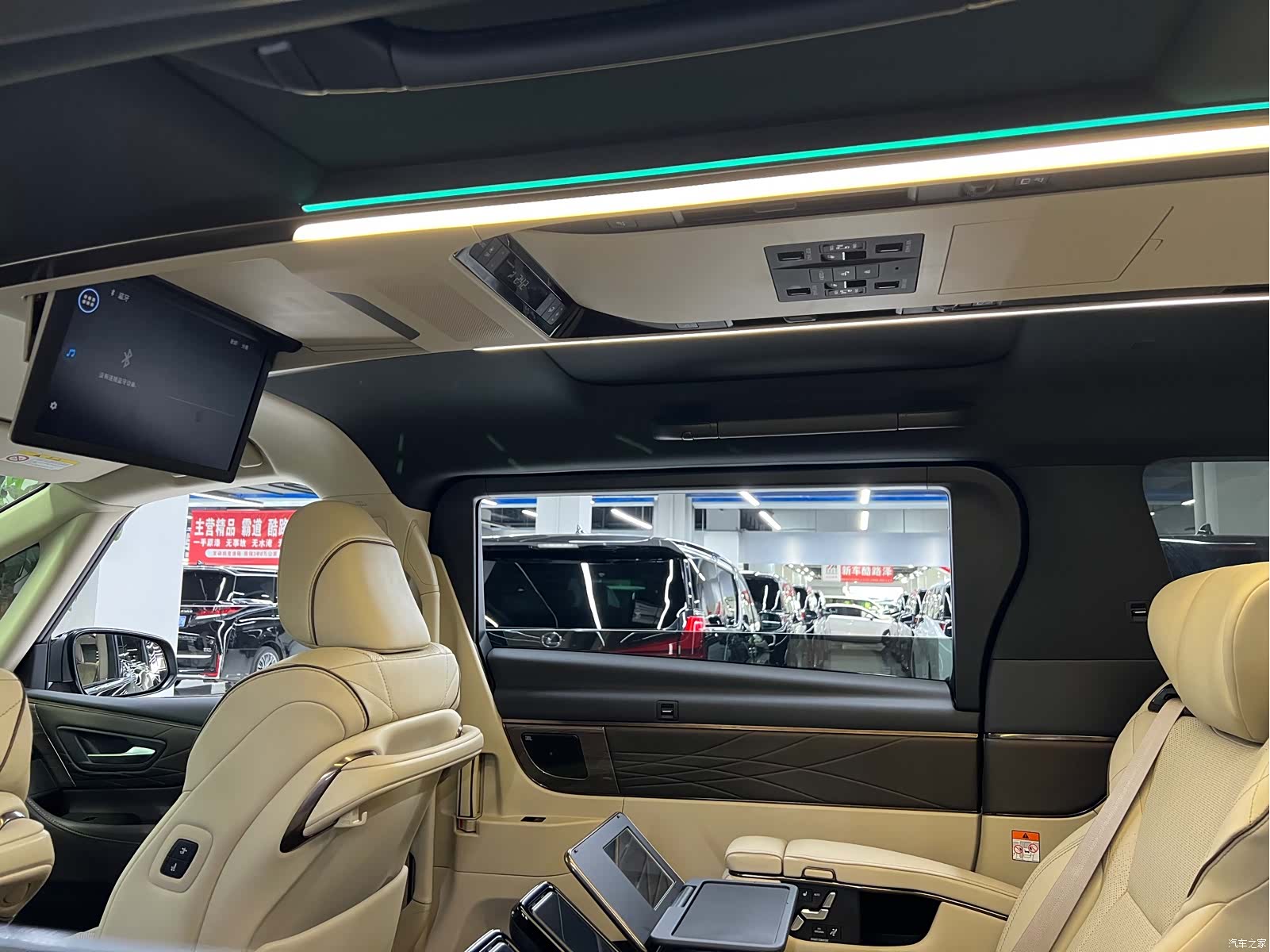 Toyota Alphard, 2025 10