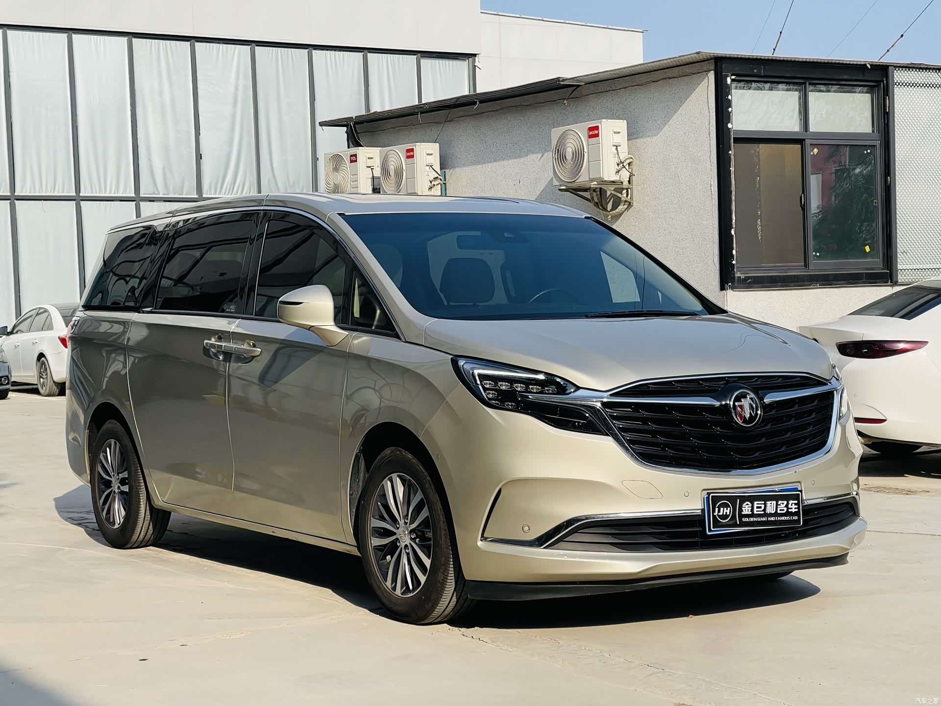 Buick GL8, 2022 3