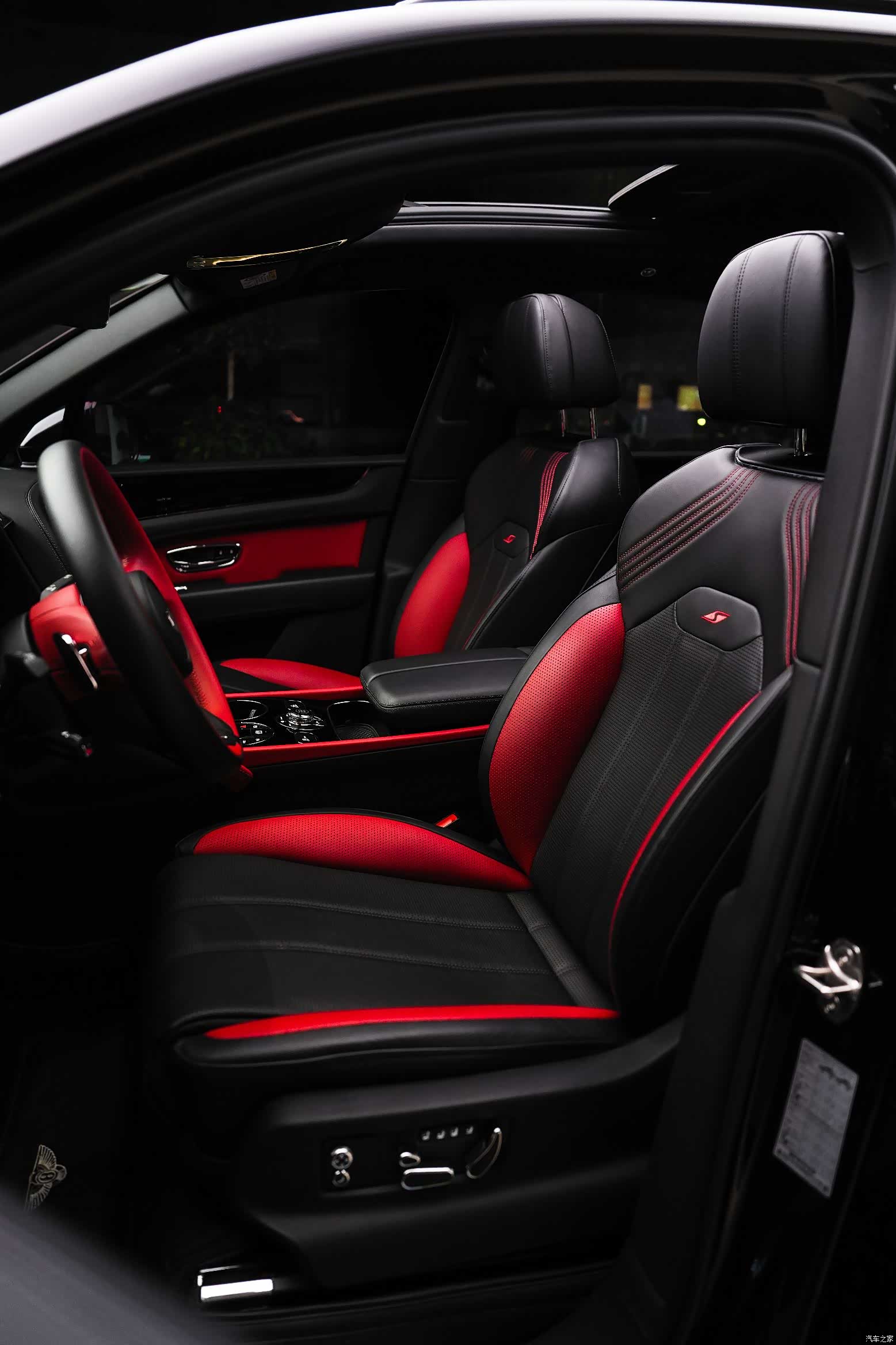 Bentley Bentayga, 2023 13