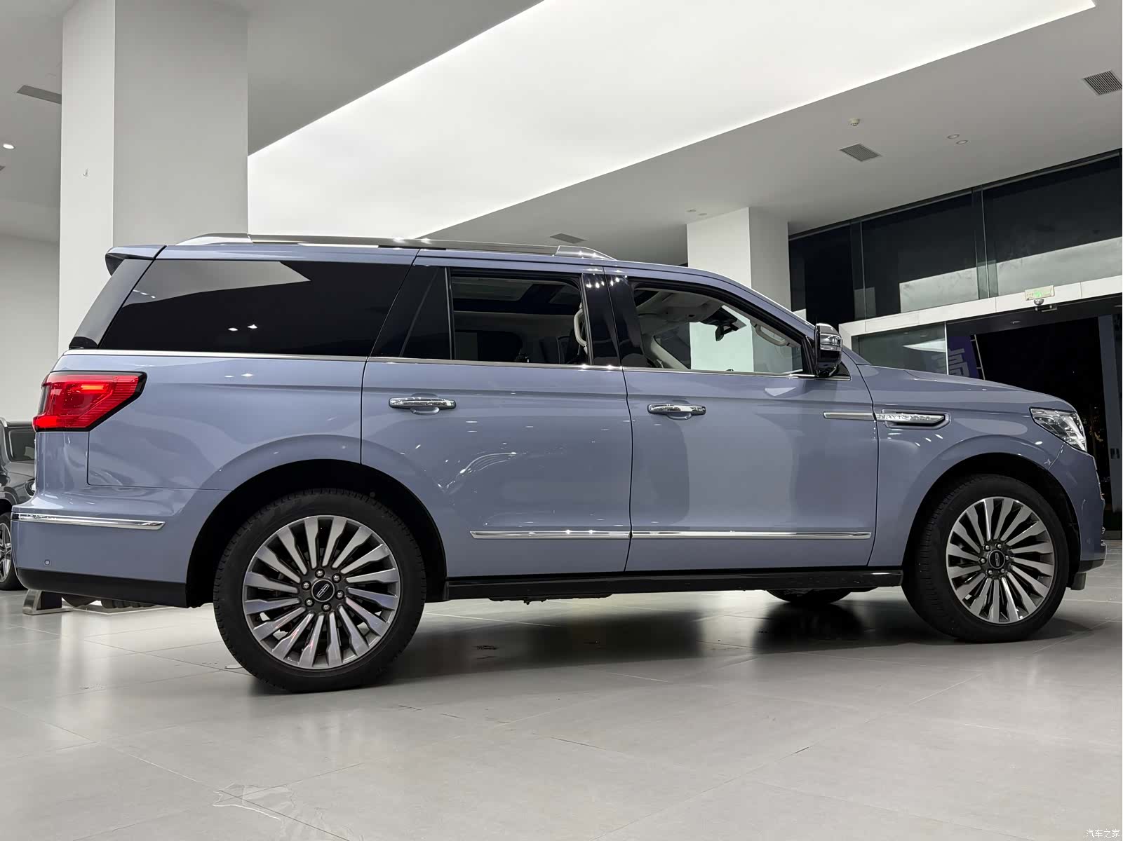 Lincoln Navigator, 2019 все фото