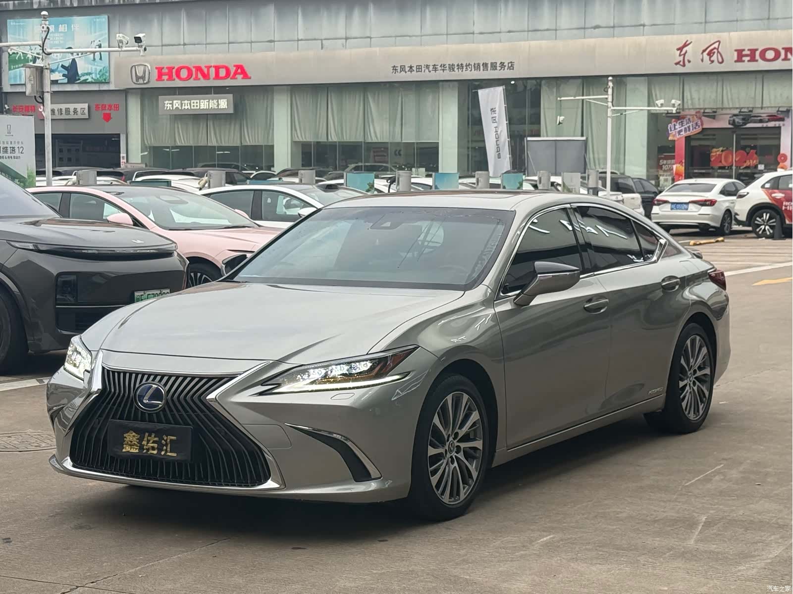 Lexus ES, 2019 3