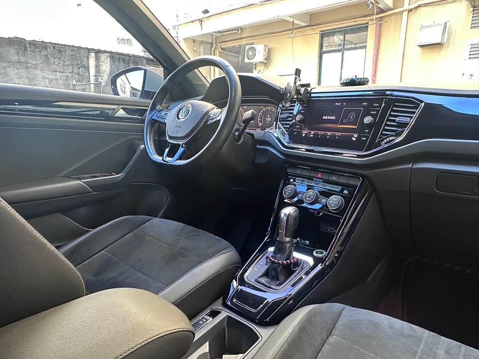 Volkswagen T-ROC exploring Songs