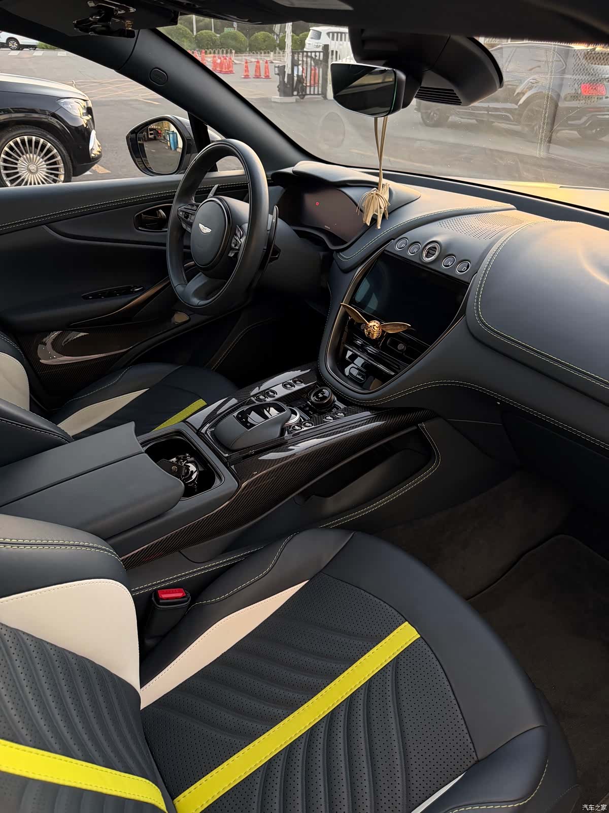 Aston Martin DBX, 2022 6