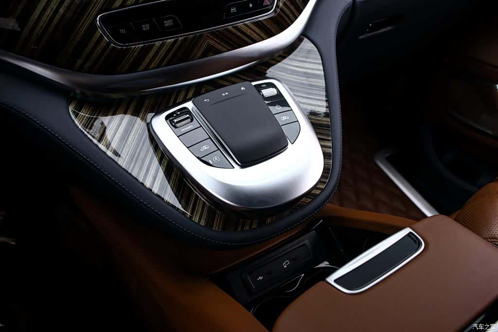 Mercedes-Benz V-Class, 2023 9