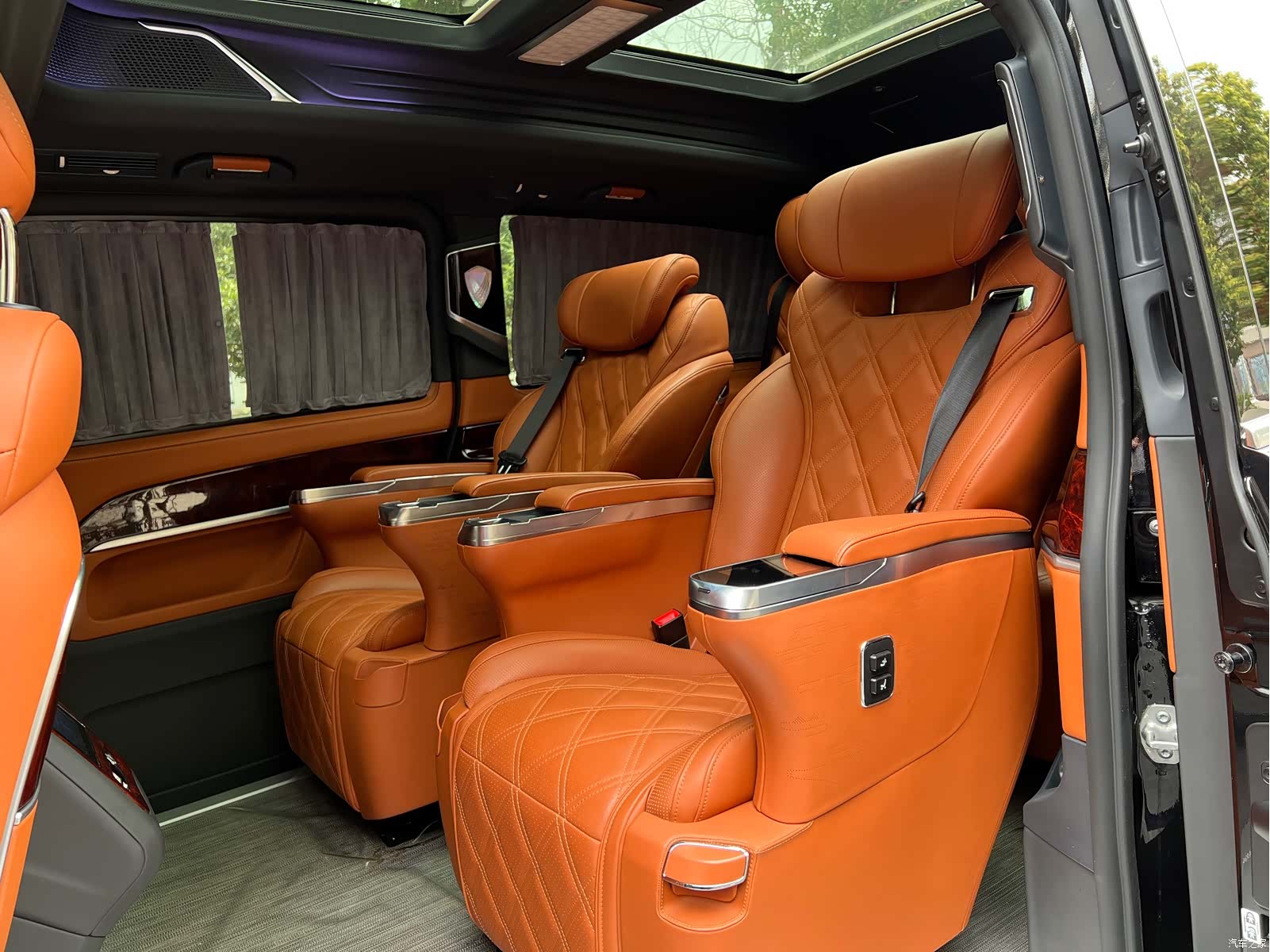 Mercedes-Benz V-Class, 2024 7