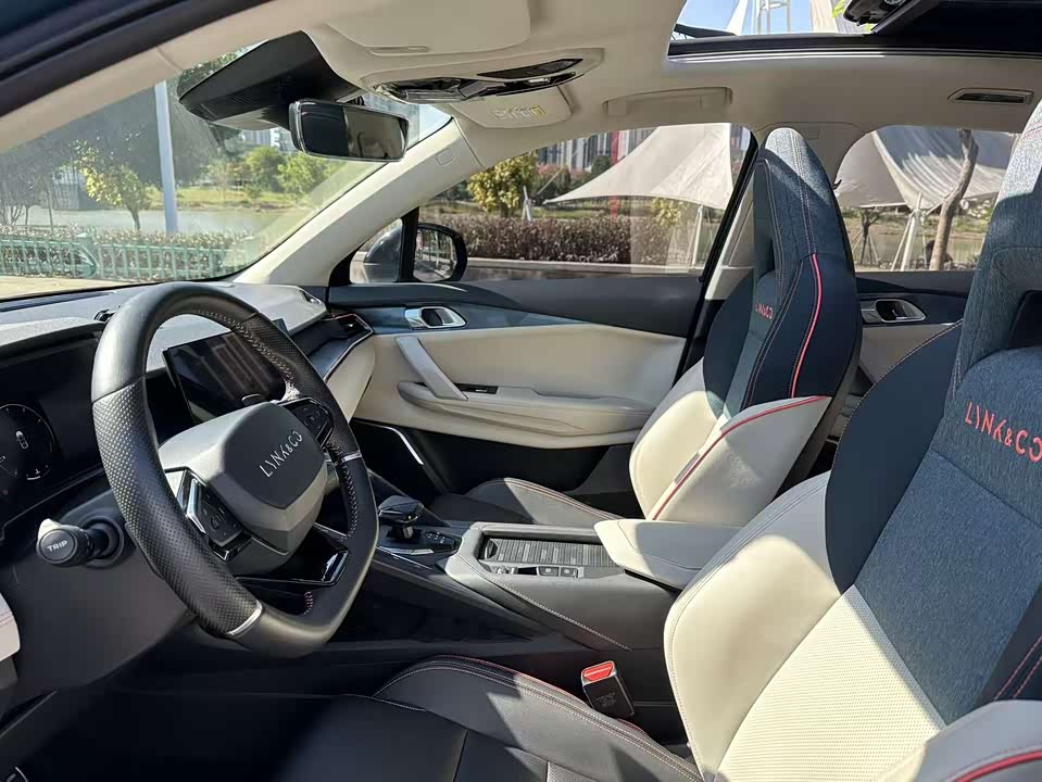 Lynk & Co 06