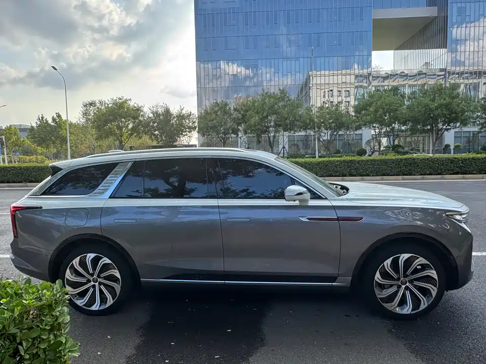 Hongqi E-HS9