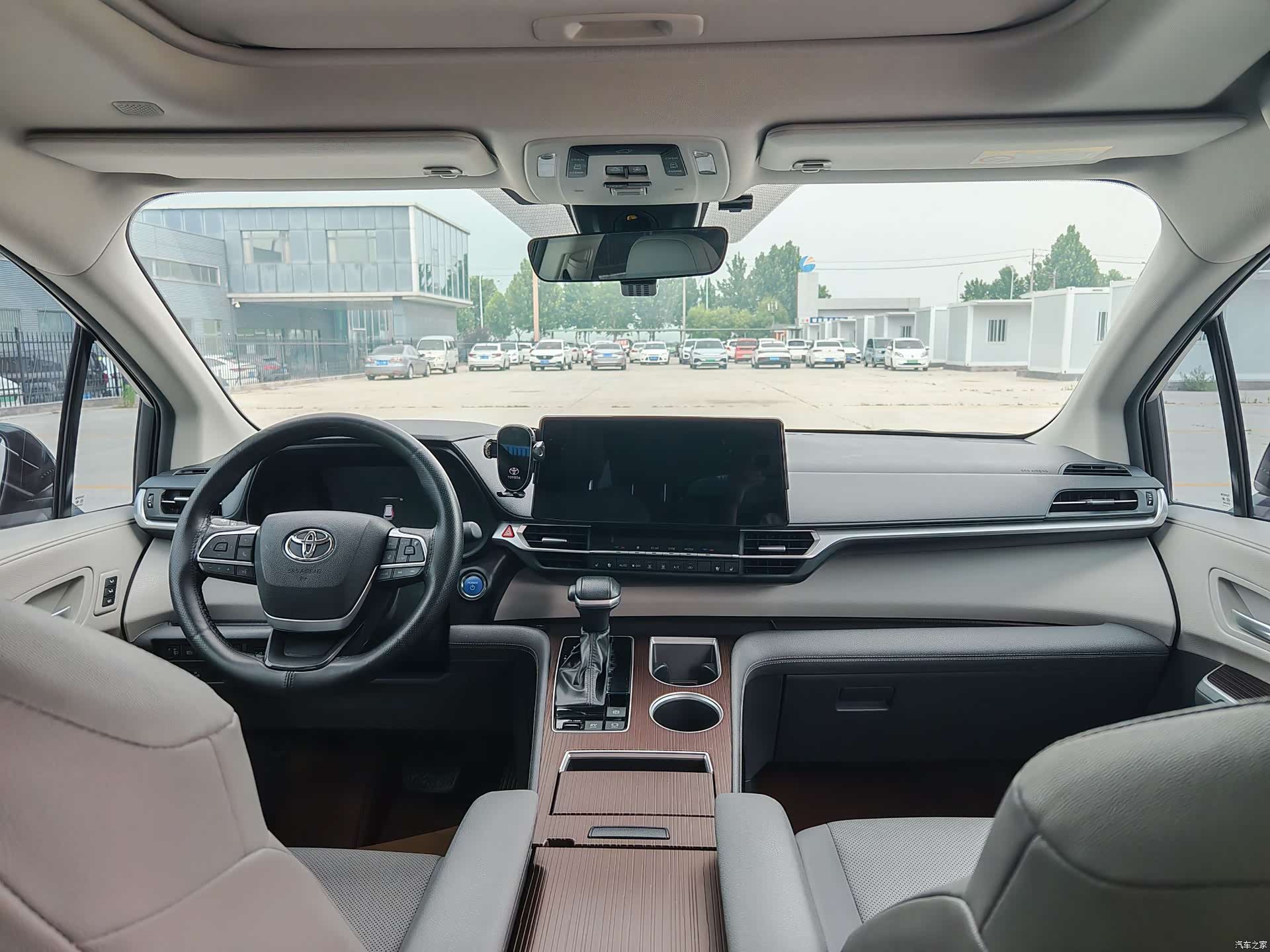 Toyota Granvia, 2024 все фото