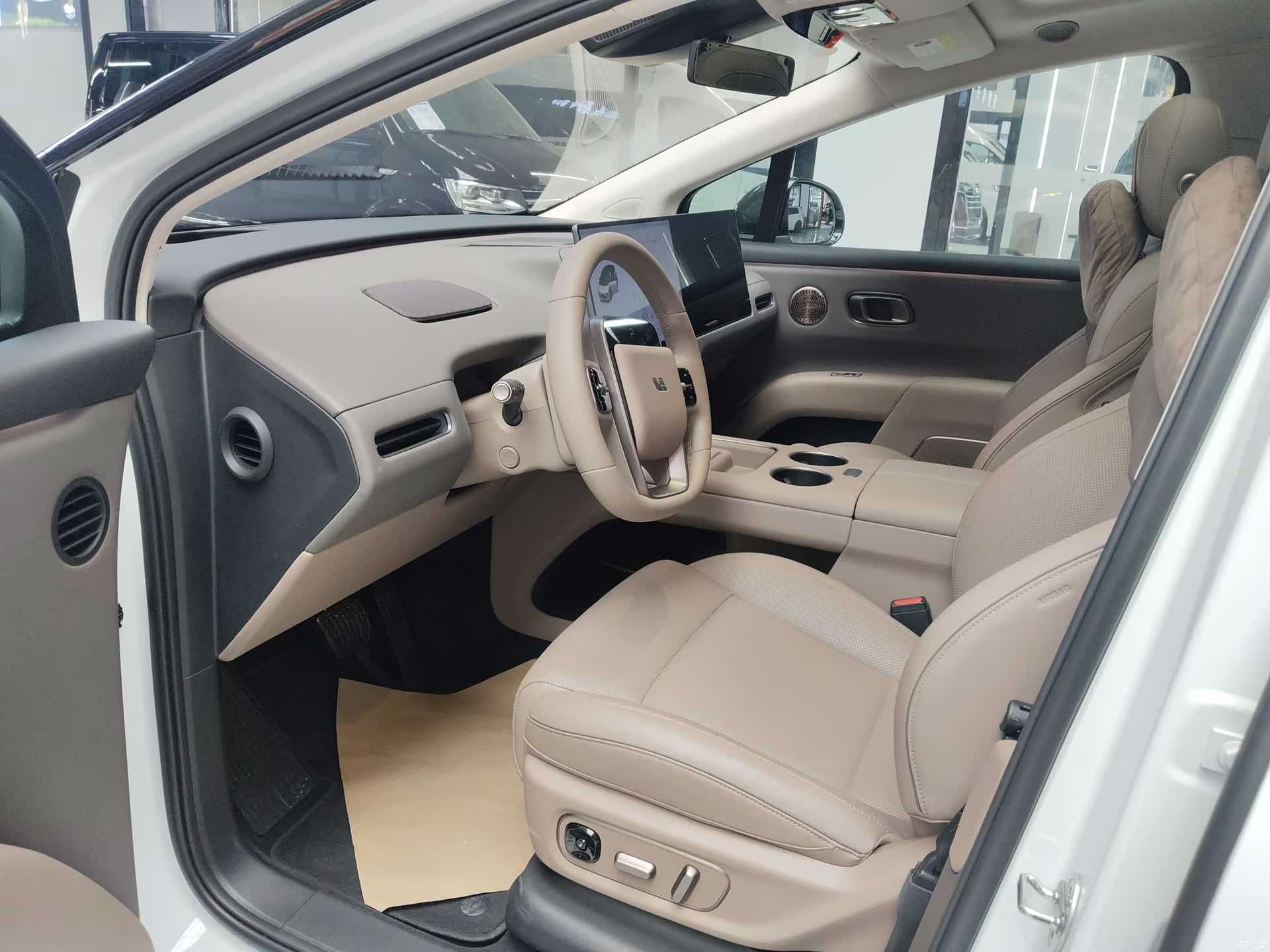 Li Auto i8, 2025 11