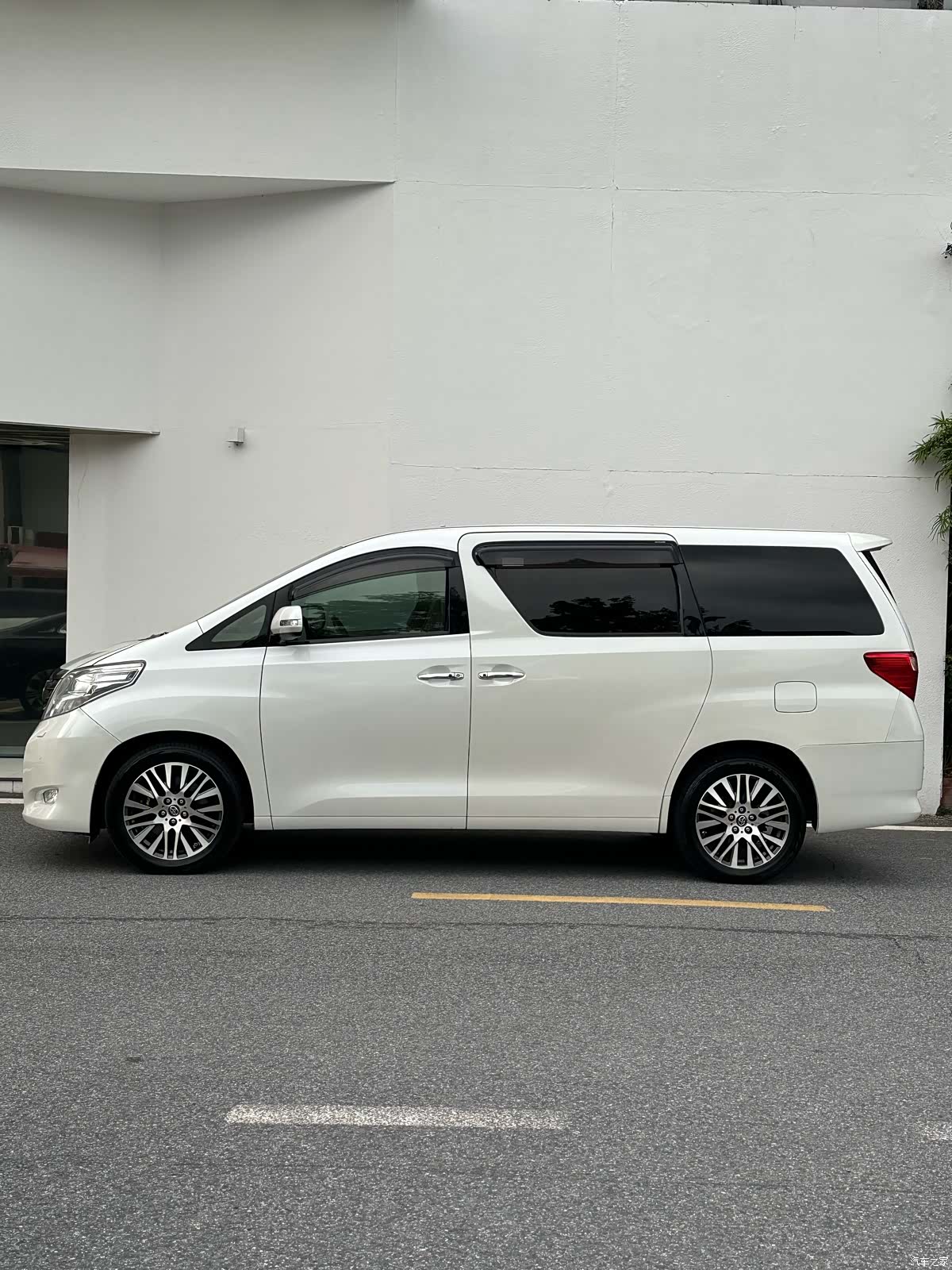Toyota Alphard, 2011 4