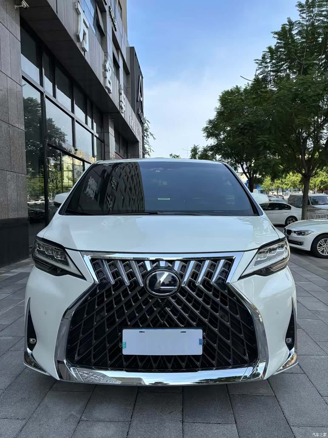 Lexus LM, 2020 3
