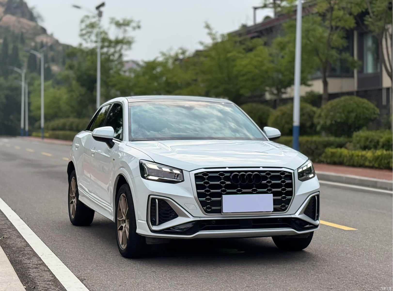 Audi Q2L, 2023 3