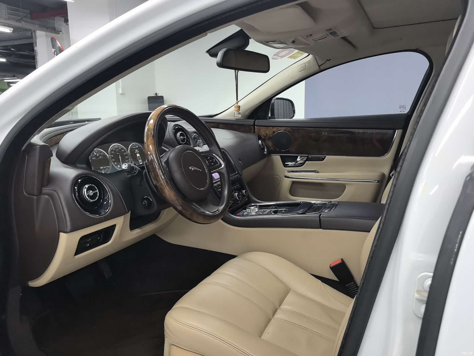 Jaguar XJ, 2012 4