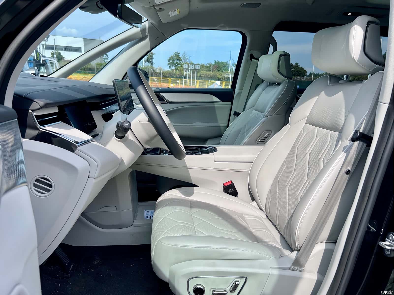 Volvo EM90, 2024 8