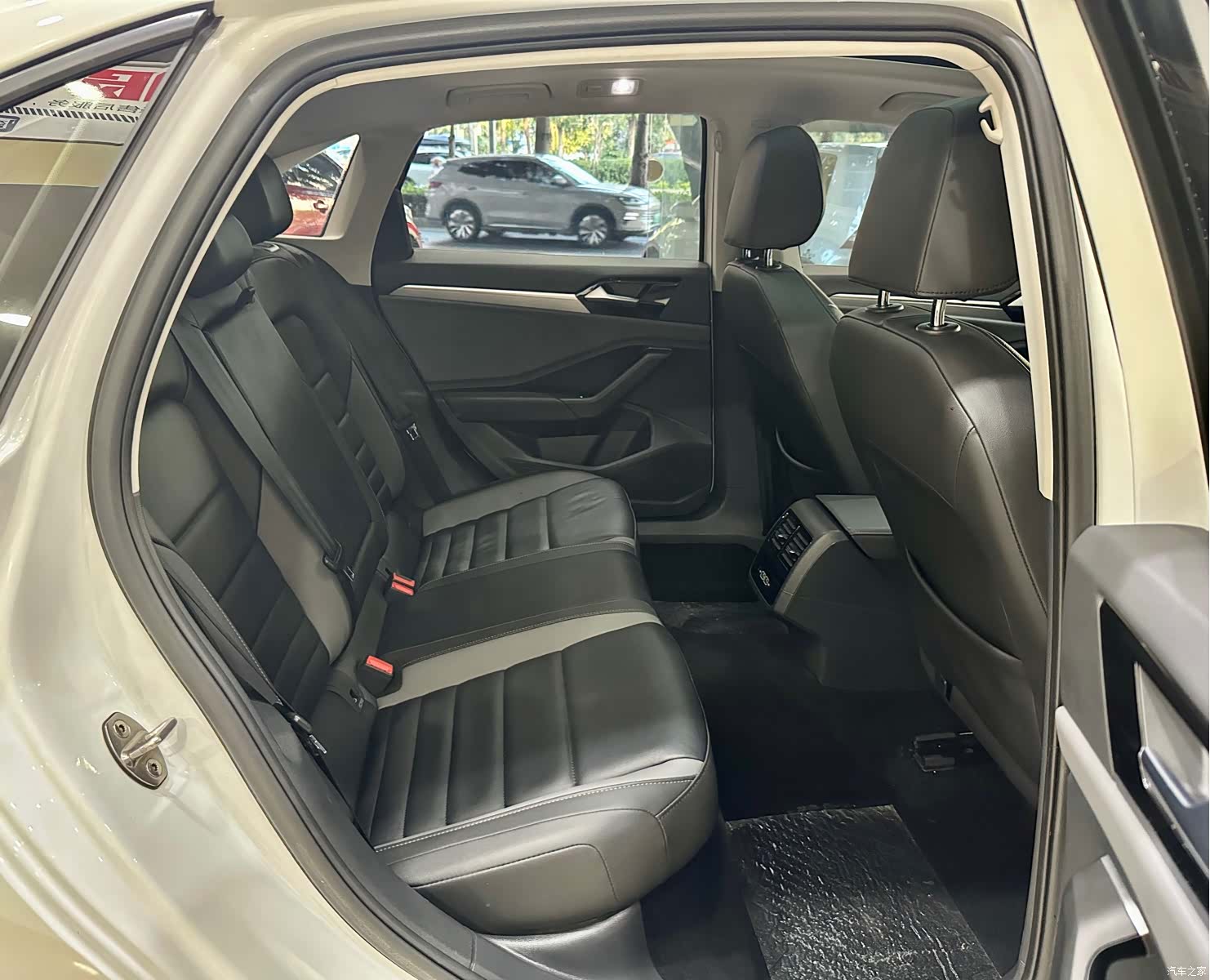Volkswagen Sagitar, 2020 11