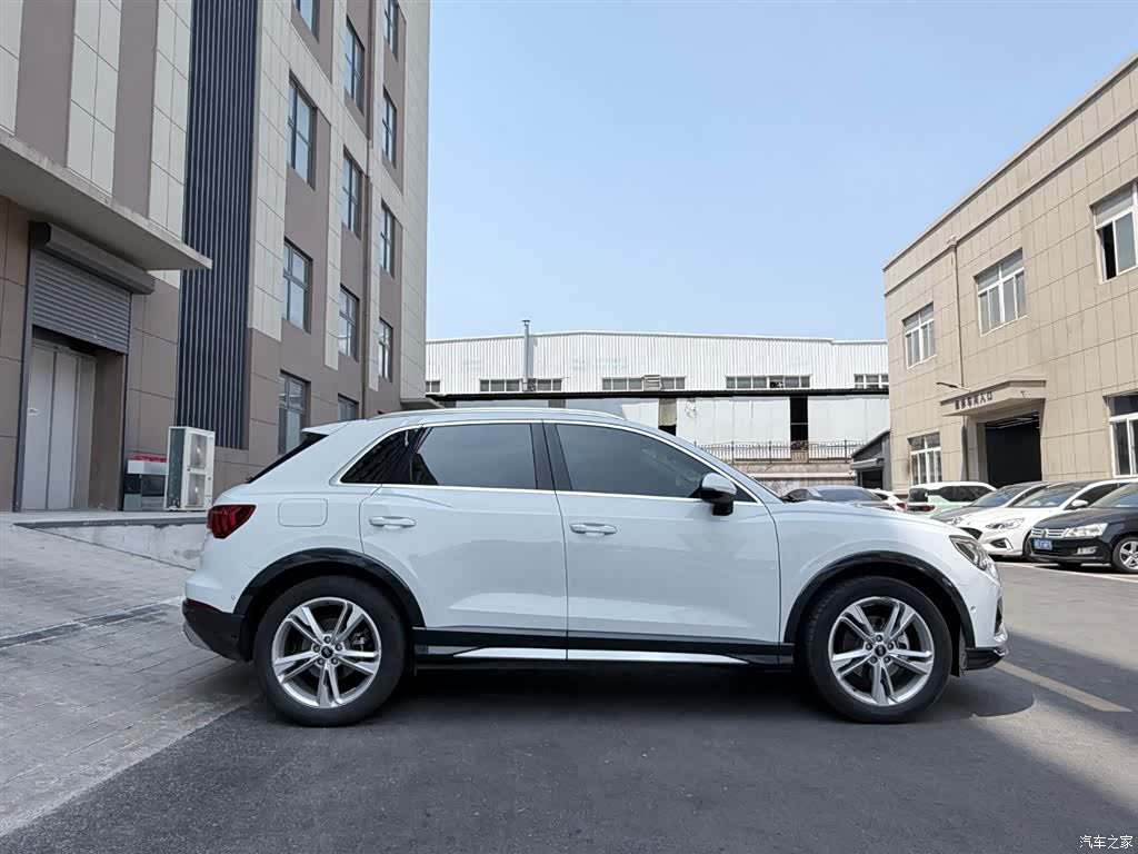 Audi Q3, 2023 4