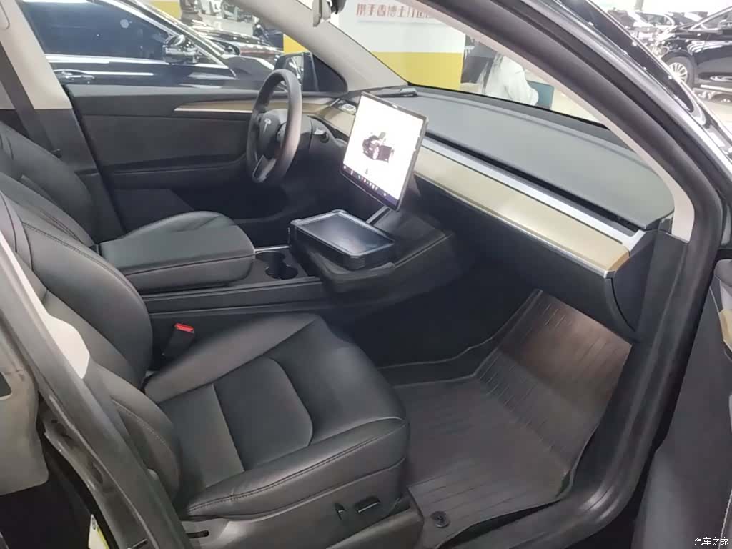 Tesla Model Y, 2023 25
