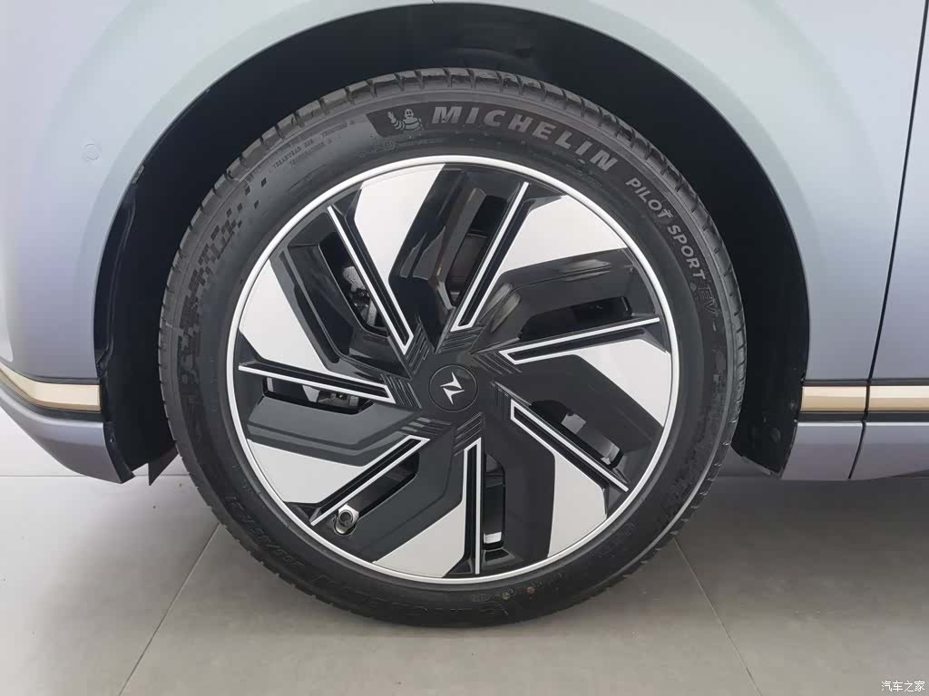 DongFeng eπ008, 2025 17