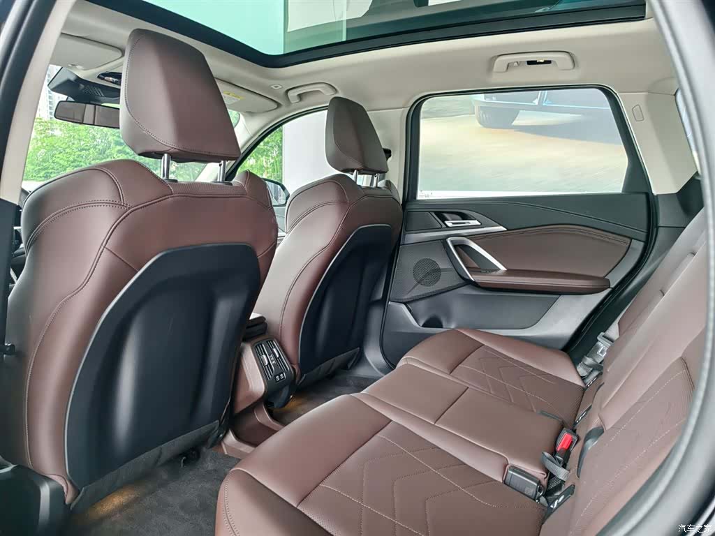 BMW iX1, 2025 12