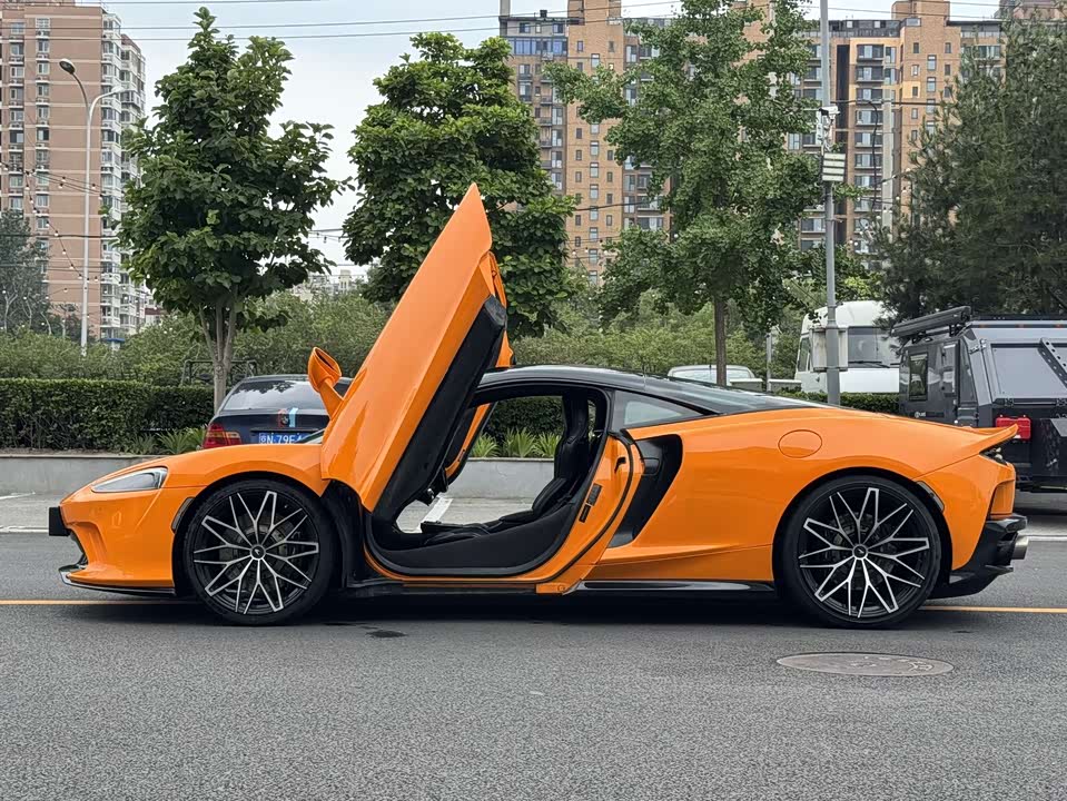 McLaren GT