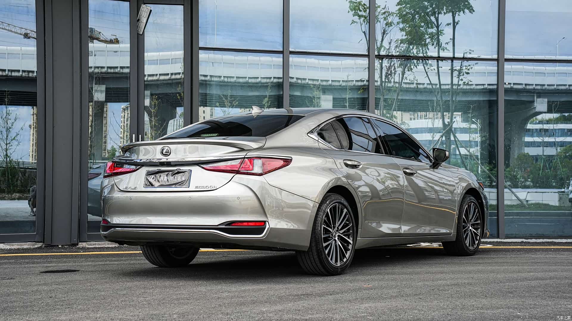 Lexus ES, 2024 4