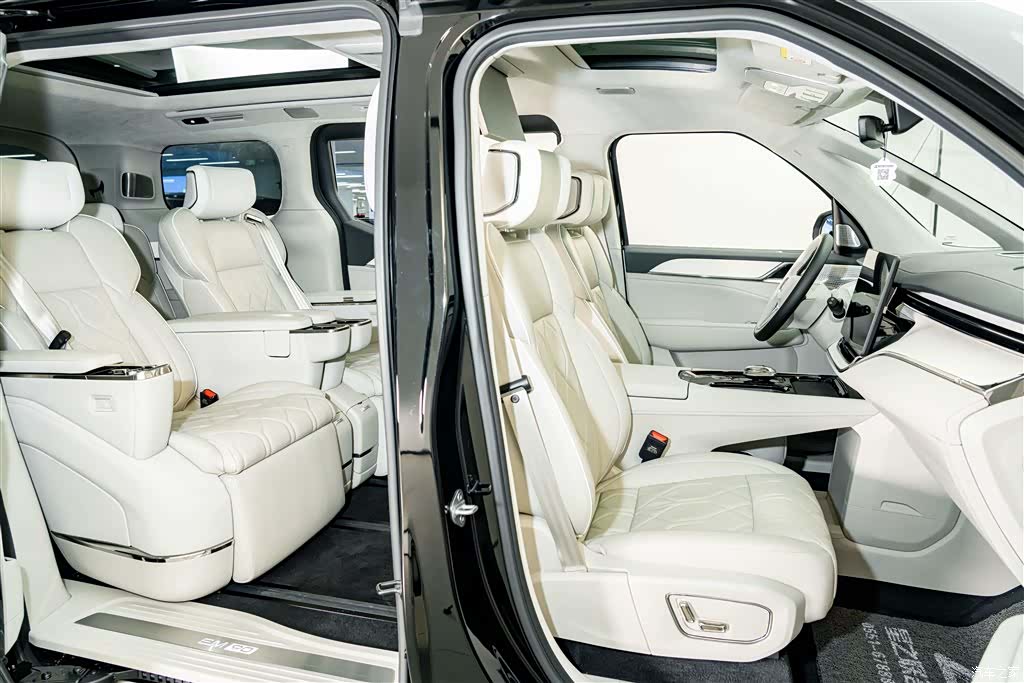 Volvo EM90, 2025 24