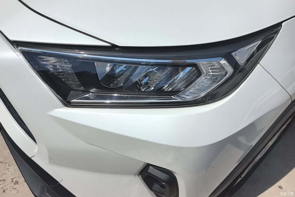 Toyota RAV4, 2023 все фото