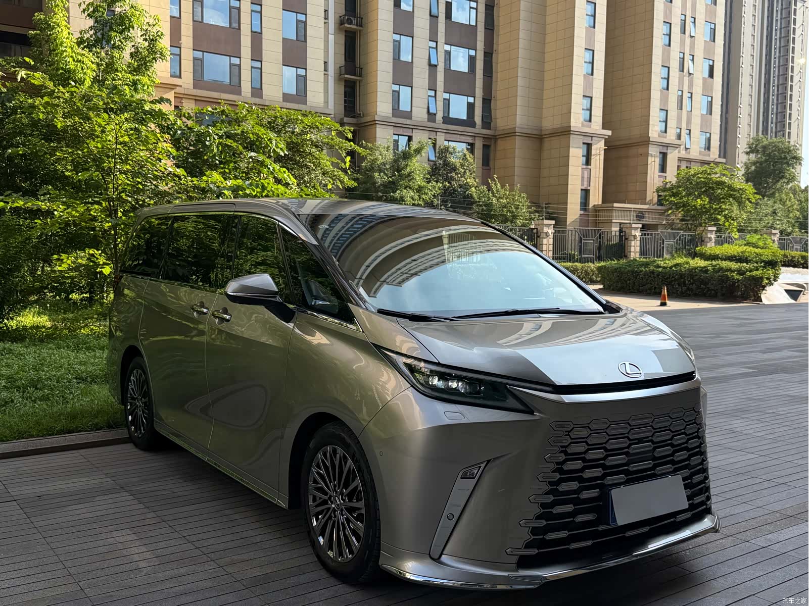 Lexus LM, 2025 4