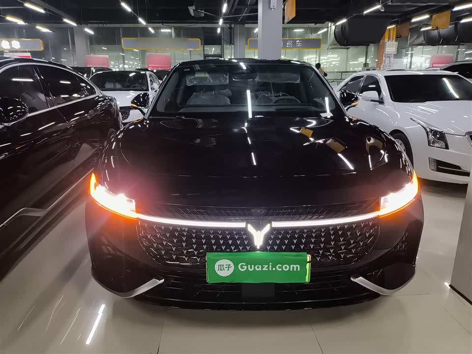 VOYAH Lantu chasing light