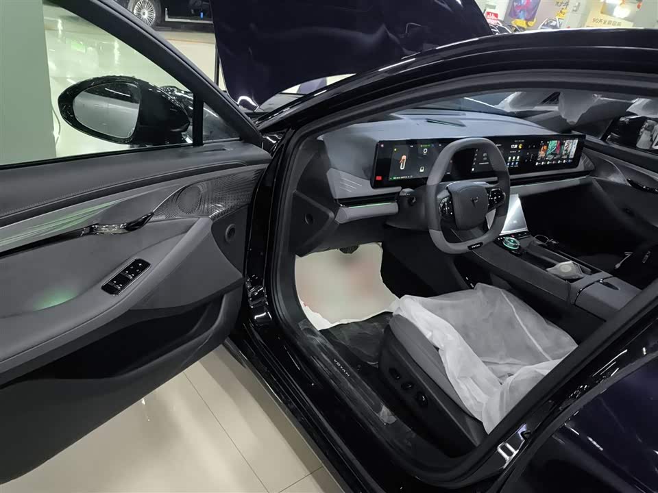 VOYAH Lantu chasing light