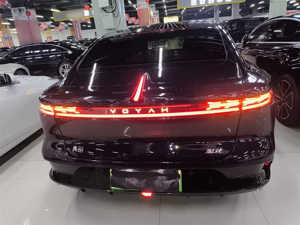 VOYAH Lantu chasing light