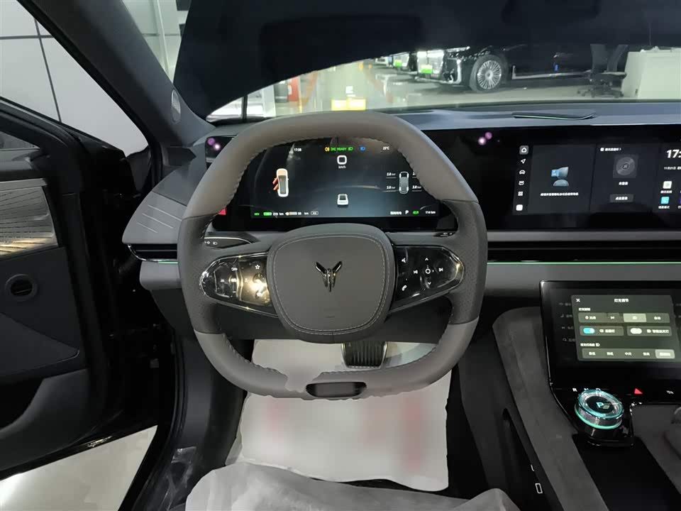 VOYAH Lantu chasing light