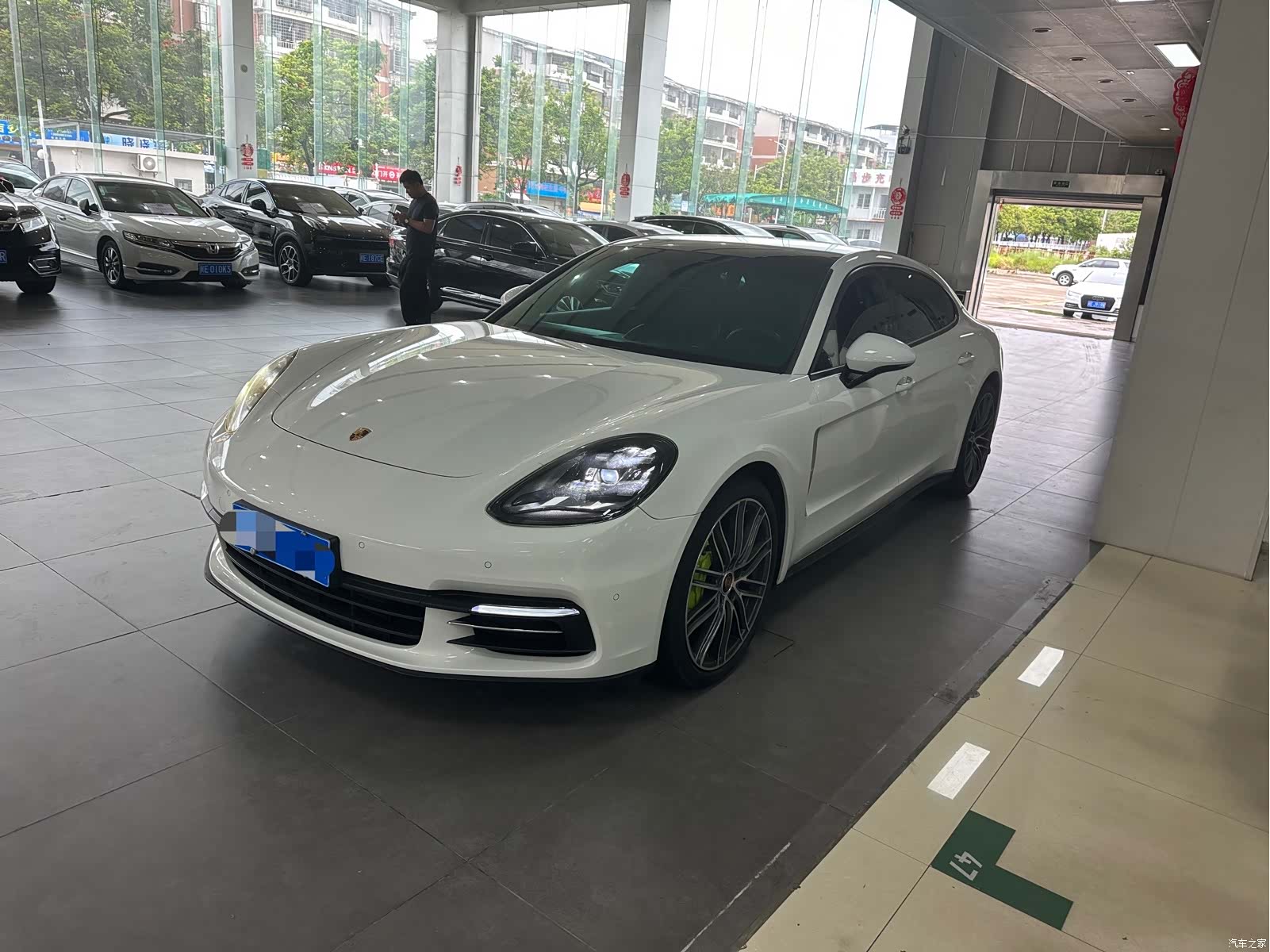 Porsche Panamera, 2017 1