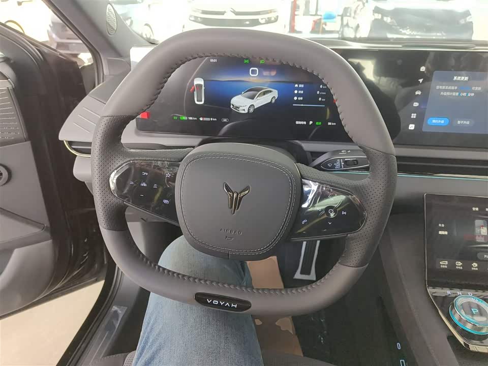 VOYAH Lantu chasing light