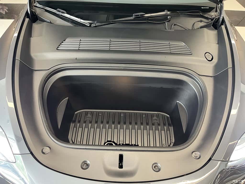 Tesla Model Y, 2025 11