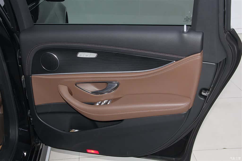Mercedes-Benz E-Class, 2023 28