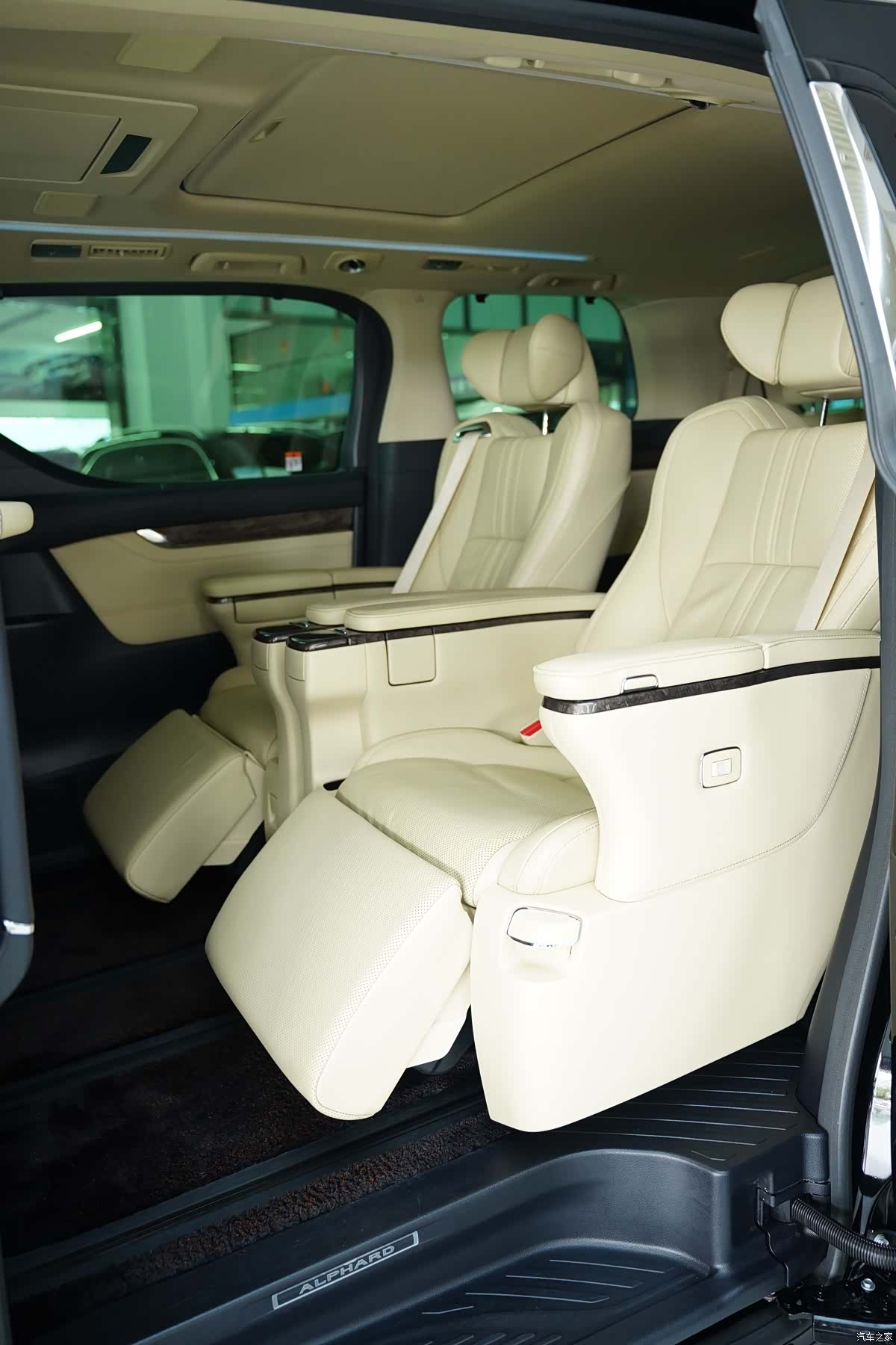 Toyota Alphard, 2022 12