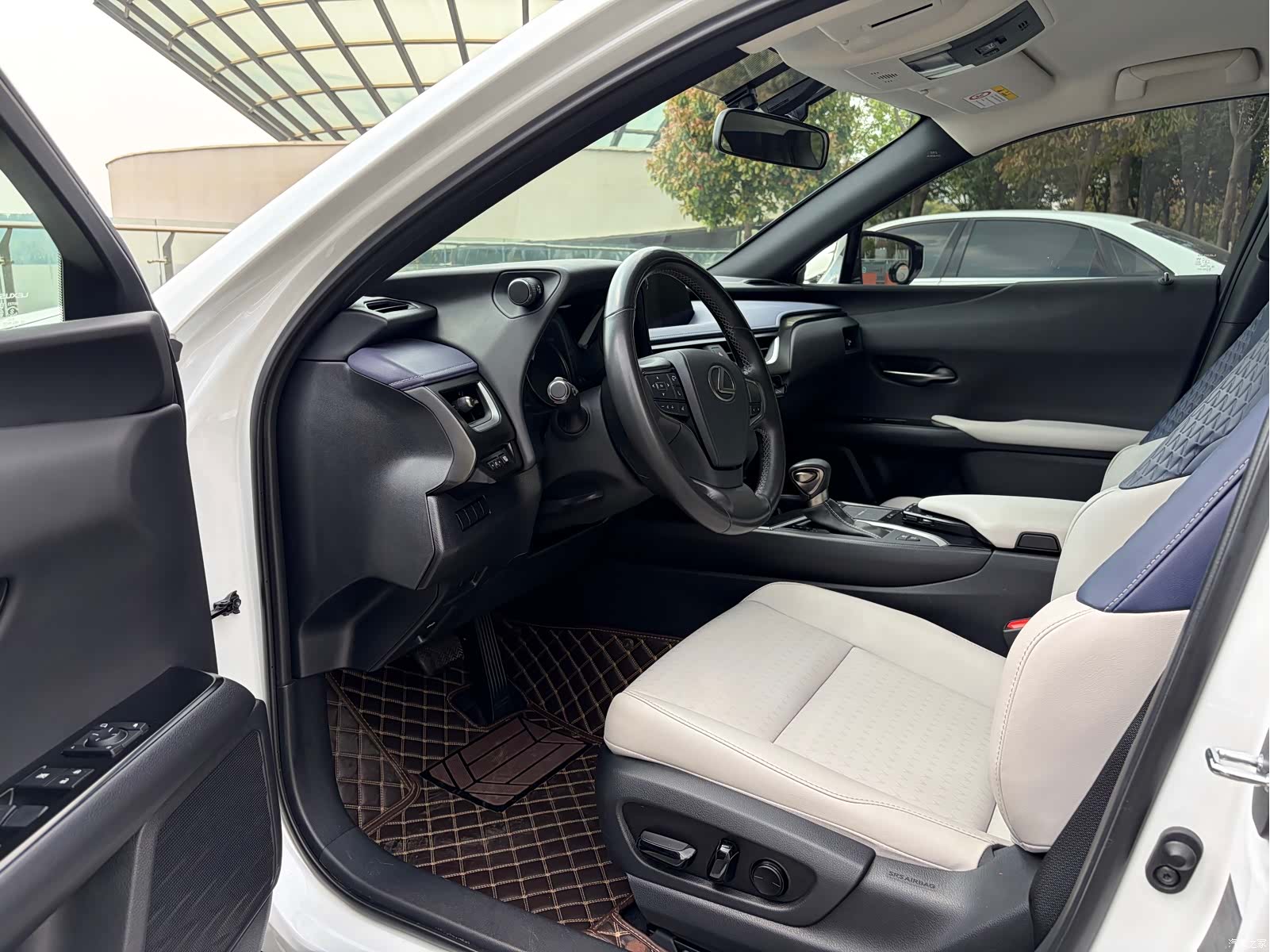 Lexus UX, 2022 13