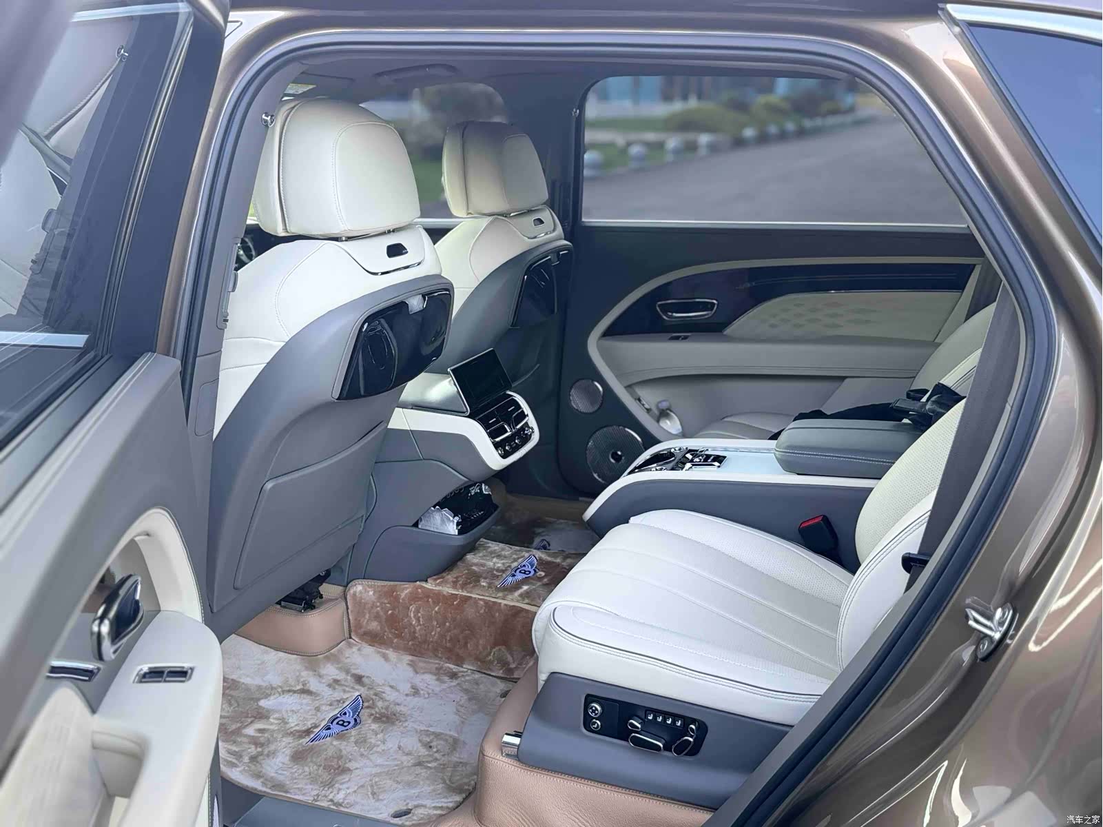 Bentley Bentayga, 2023 4