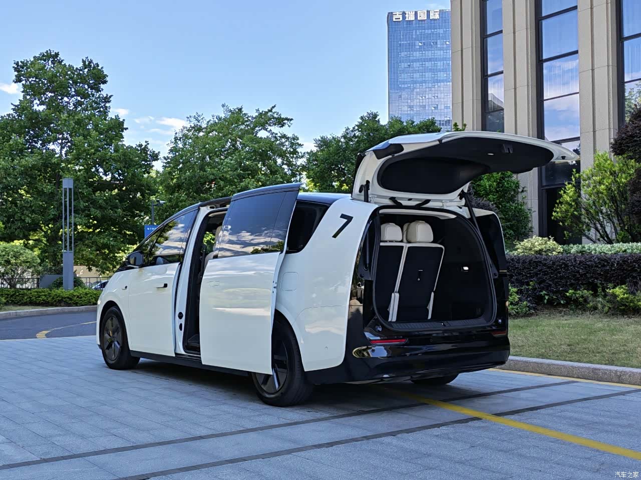 Li Auto MEGA, 2025 4