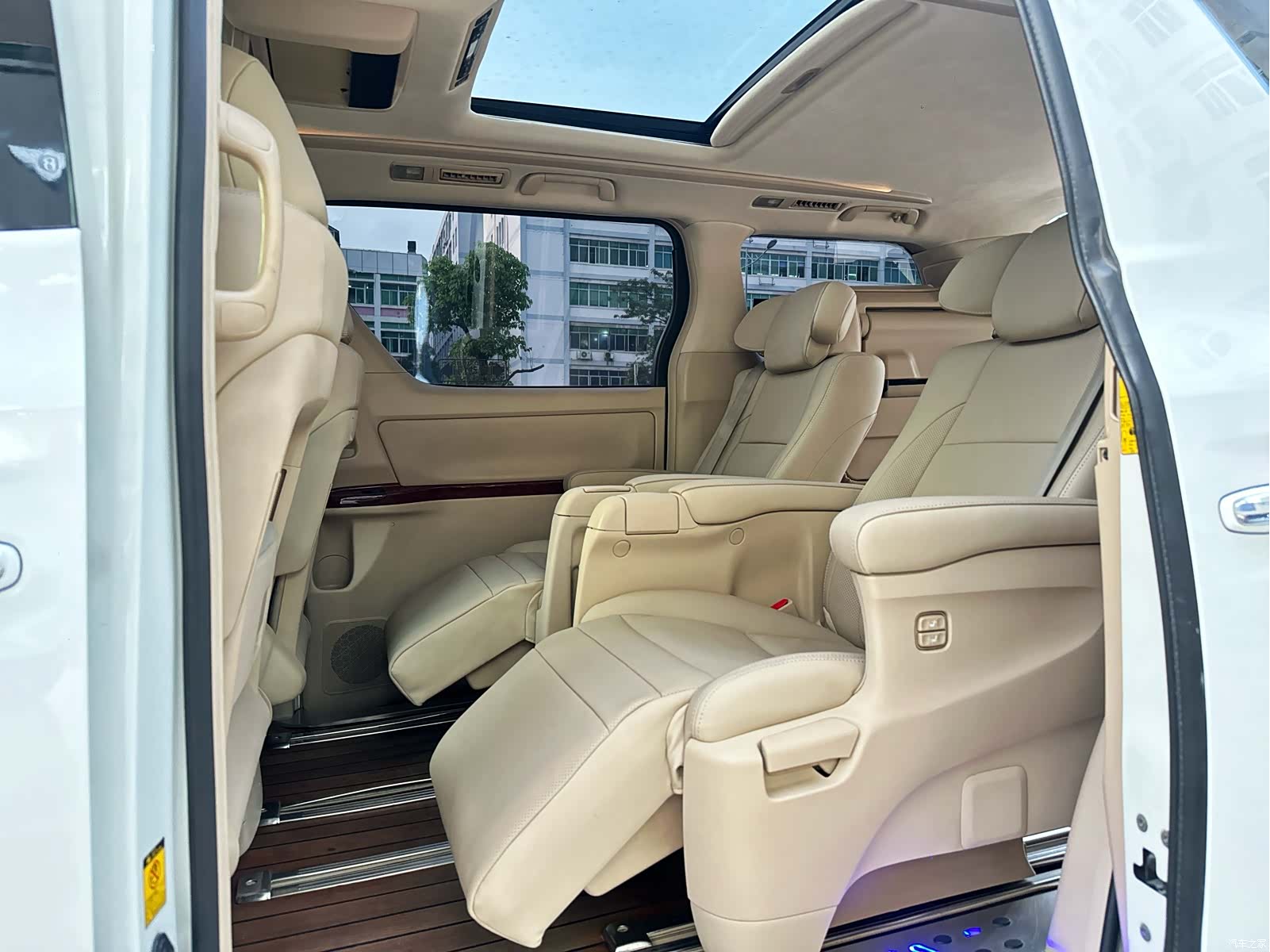 Toyota Alphard, 2011 14