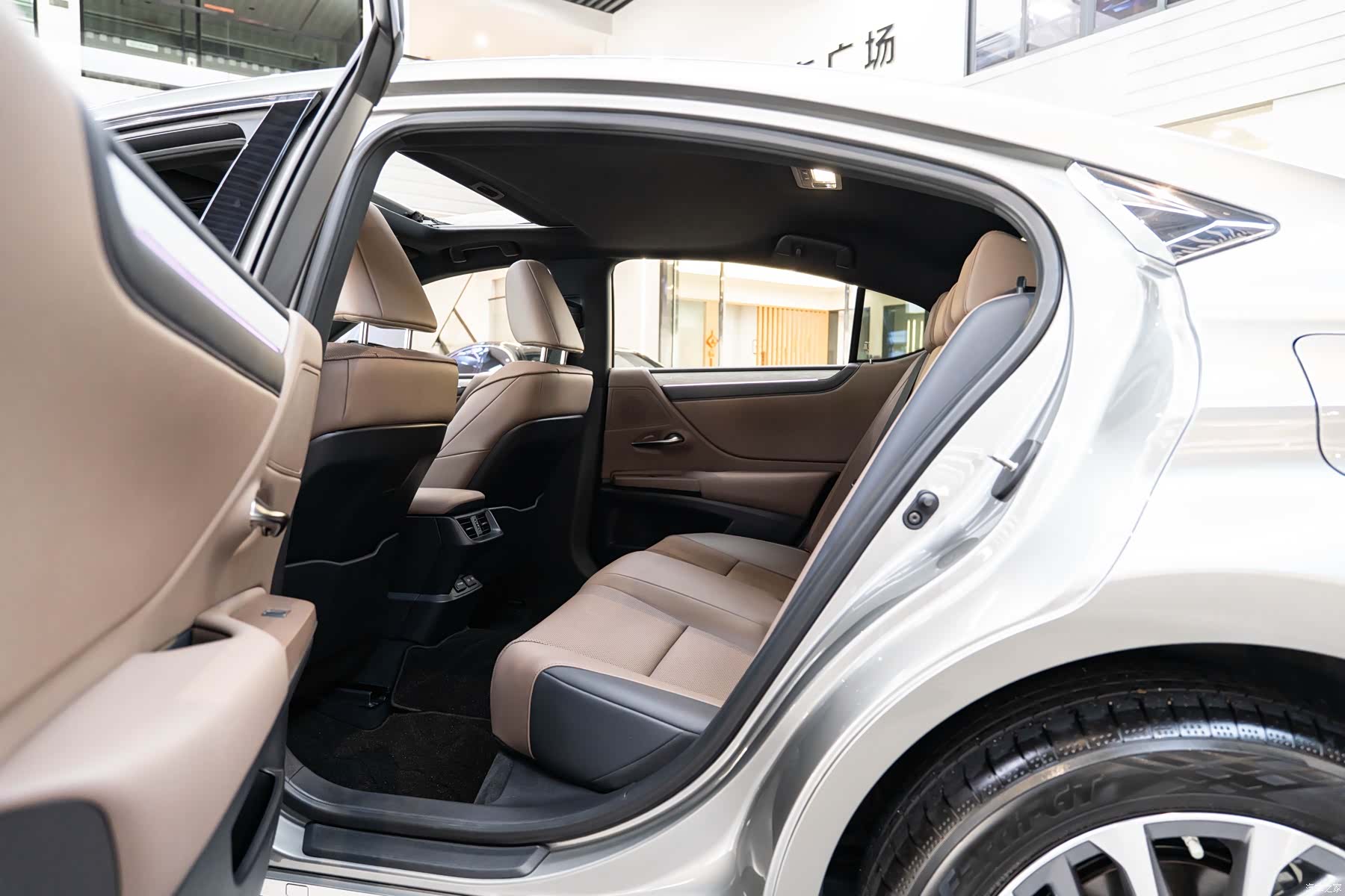 Lexus ES, 2026 10