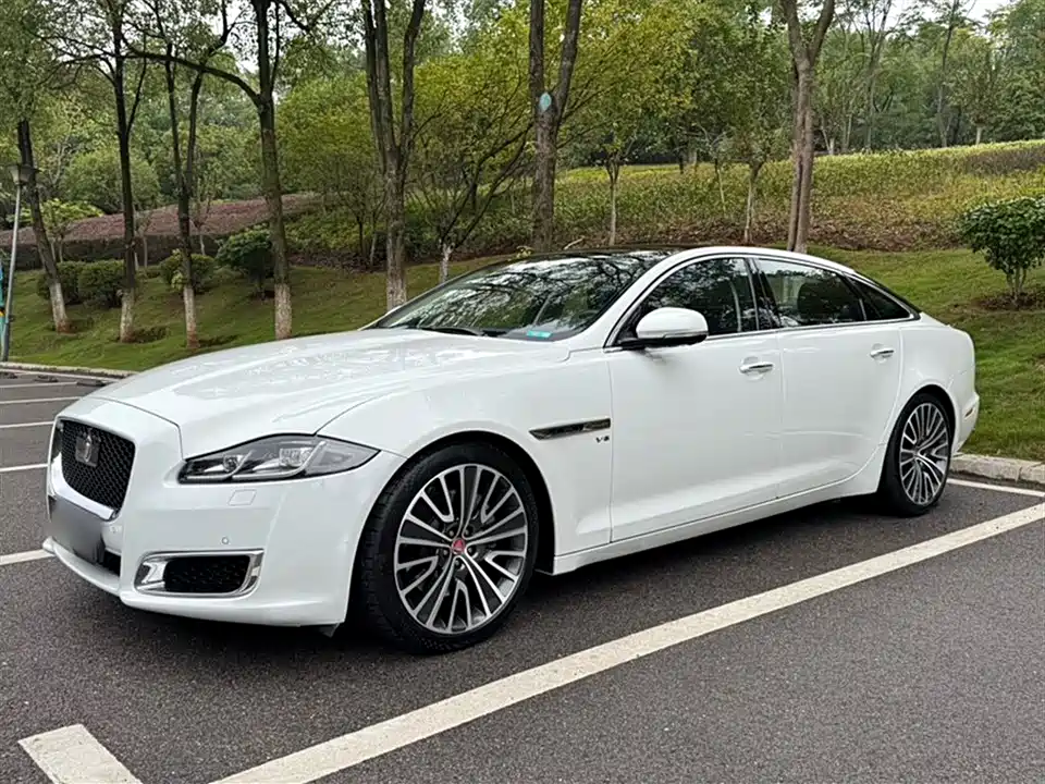 Jaguar XJ