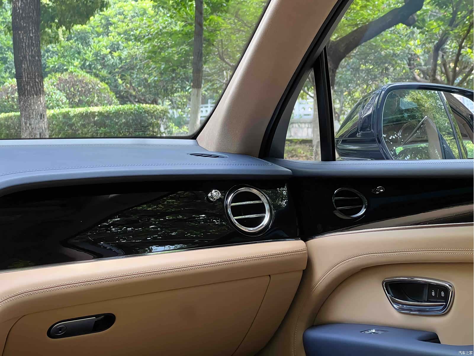 Bentley Bentayga, 2024 19